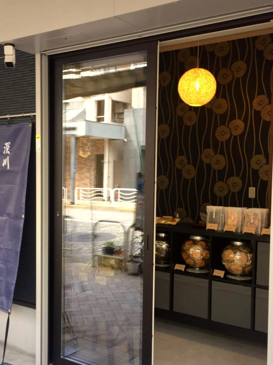 和紙の提灯と地球瓶が並ぶ店内
