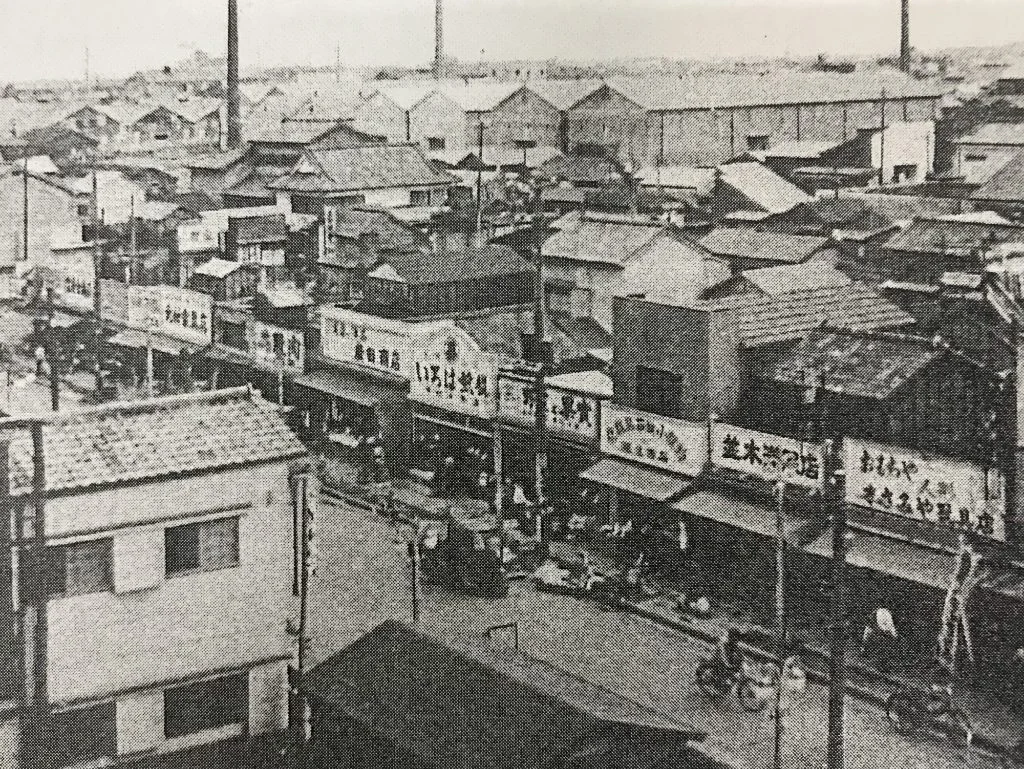 昭和当時の高橋商店街(のらくろ〜ド)と深川いろは煎餅の看板